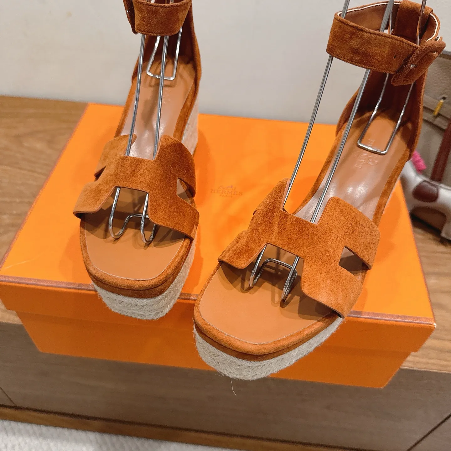 👟👟Ex-factory price 720👟👟 Hermes... a Eclair 2025 new color + popular series, the version is super positive, with a certain thickness, which makes the legs longer! Breathable, comfortable calfskin, spring and summer color matching, this item is both beautiful and comfortable! Channel supply code size: 35-39 can be ordered as 40.41 with airplane box ➕20